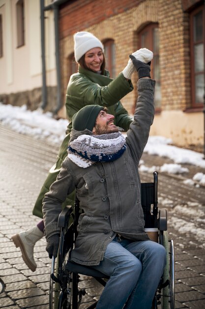 Frau, die sich mit ihrem behinderten Freund amüsiert