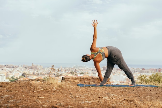 Kostenloses Foto frau, die sich mit yoga-übungen ausdehnt
