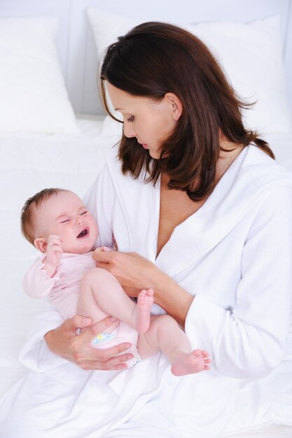 Frau, die sich um Baby kümmert