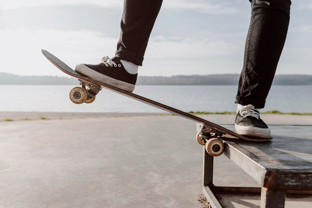 Kostenloses Foto frau, die skateboardtricks nahaufnahme tut