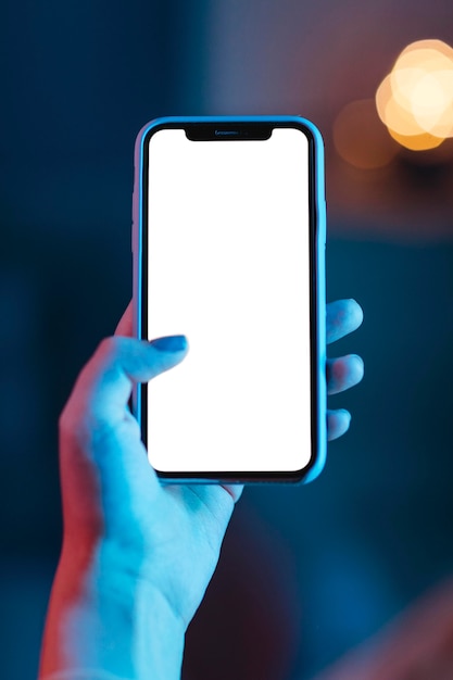Frau, die Smartphone in der Hand hält