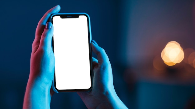 Frau, die Smartphone in Händen hält