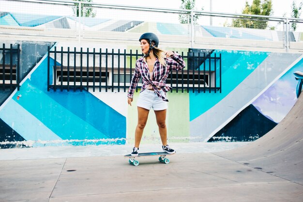 Frau, die Spaß mit dem Skate hat