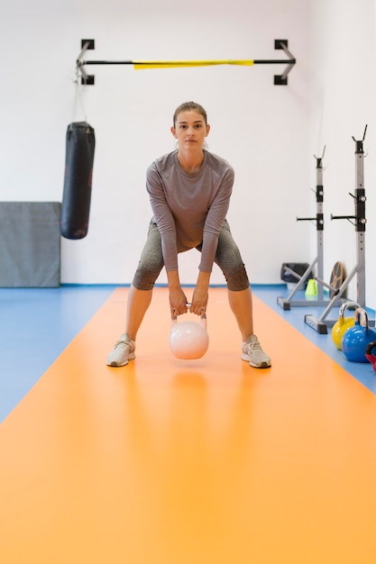 Frau, die Sportübungen macht