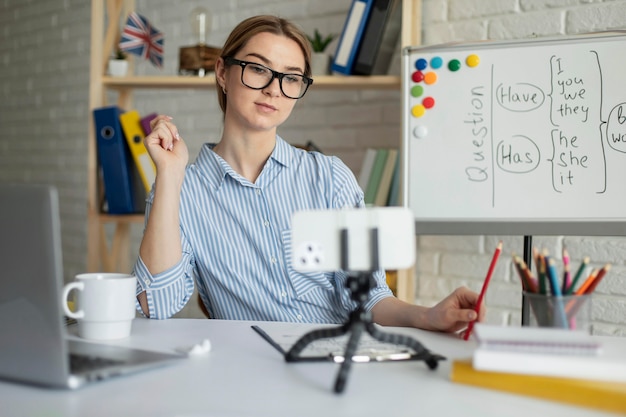 Frau, die Studenten eine Englischstunde online unterrichtet