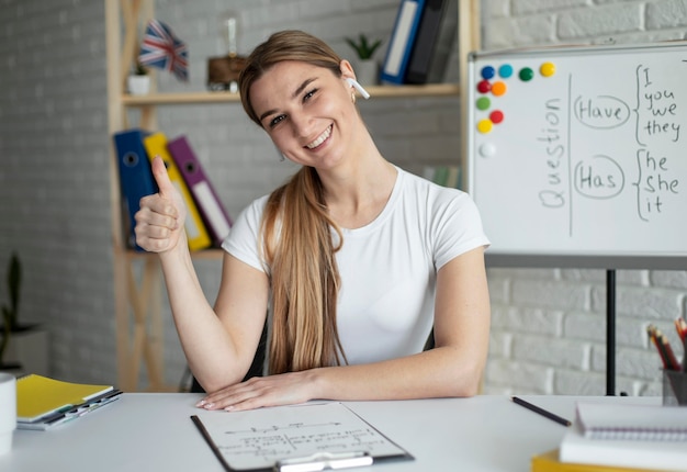 Frau, die Studenten eine Englischstunde online unterrichtet