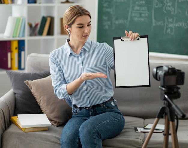 Frau, die Studenten im Englischunterricht online unterrichtet