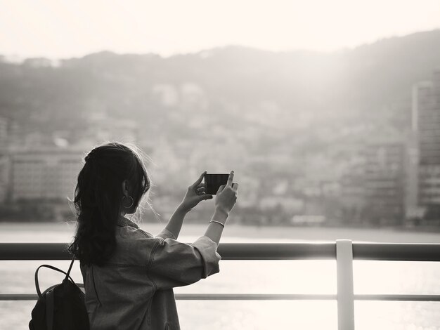 Frau, die szenisches Foto nimmt