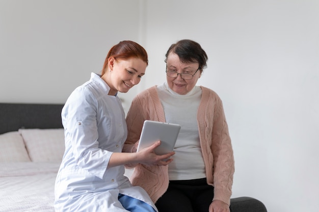 Frau, die Tablette mittlerer Schuss hält