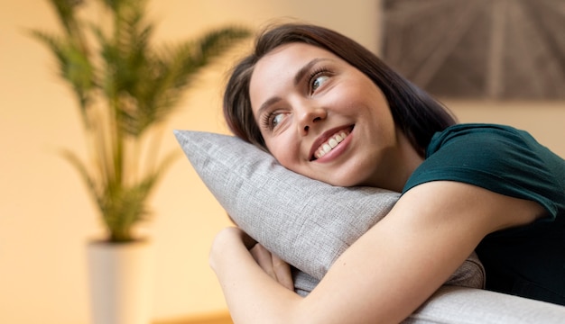 Kostenloses Foto frau, die tägliche lebensfreuden zu hause genießt