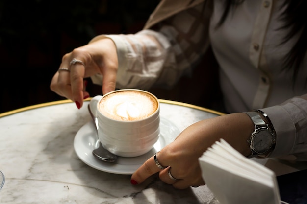 Frau, die Tasse Cappuccino genießt