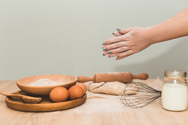 Frau, die Teig des frischen Brots macht