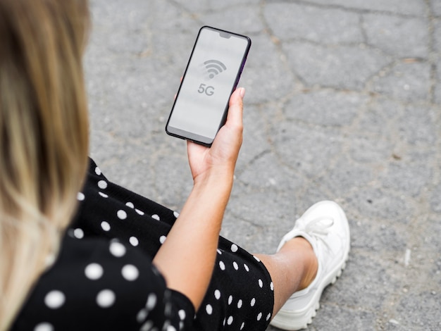 Kostenloses Foto frau, die telefonschirm betrachtet