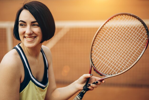 Frau, die Tennis am Gericht spielt