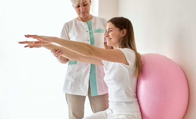 Kostenloses Foto frau, die therapie mit physiologe durchmacht