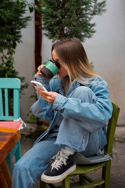 Frau, die totale Denim-Outfit-Seitenansicht trägt