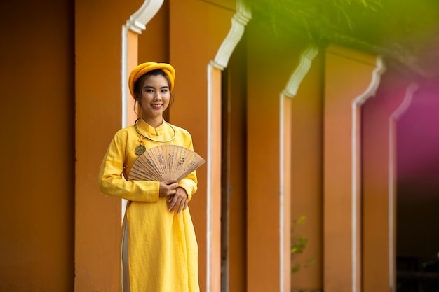 Frau, die traditionelle Ao-Dai-Kleidung trägt