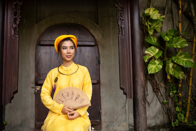 Frau, die traditionelle Ao-Dai-Kleidung trägt