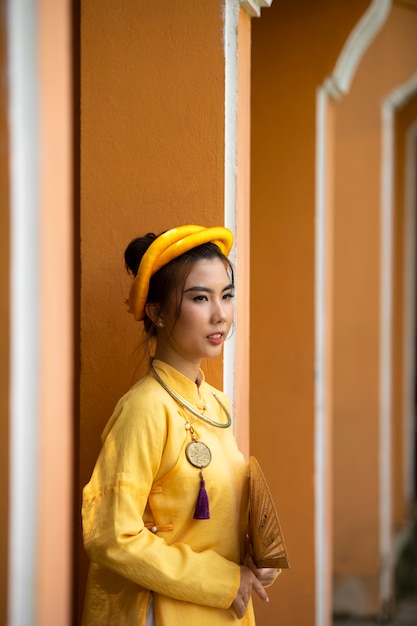 Frau, die traditionelle Ao-Dai-Kleidung trägt