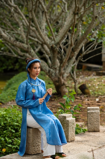 Frau, die traditionelle Ao-Dai-Kleidung trägt