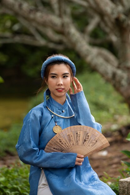 Frau, die traditionelle Ao-Dai-Kleidung trägt
