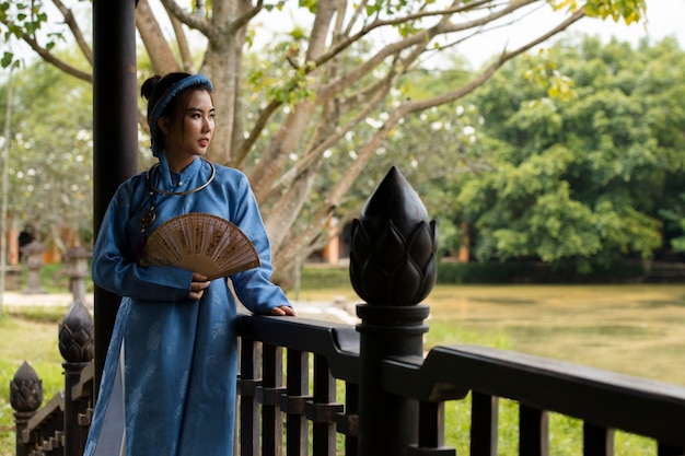 Frau, die traditionelle Ao-Dai-Kleidung trägt