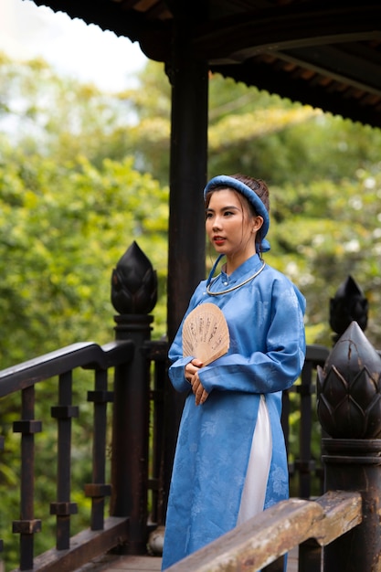 Frau, die traditionelle Ao-Dai-Kleidung trägt