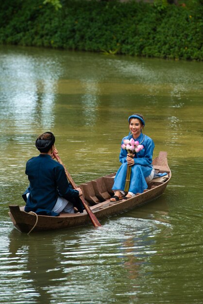 Frau, die traditionelle Ao-Dai-Kleidung trägt