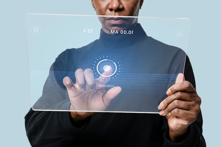 Kostenlose Foto frau, die transparente tablette auf einer couch innovative technologie verwendet