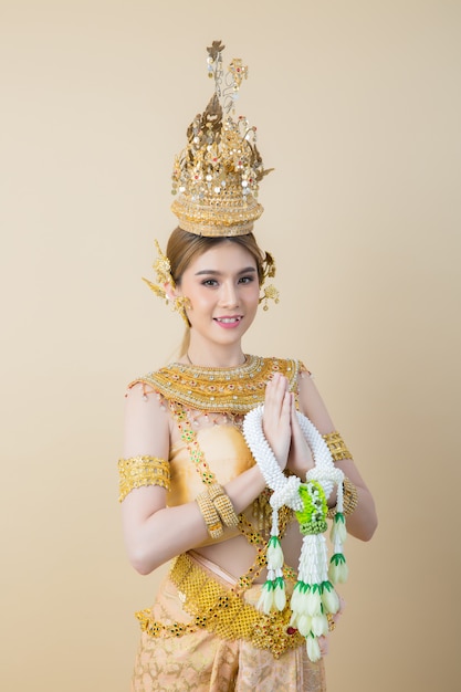 Frau, die typisches thailändisches Kleid trägt