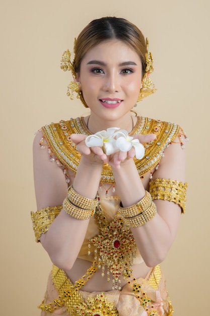 Frau, die typisches thailändisches Kleid trägt