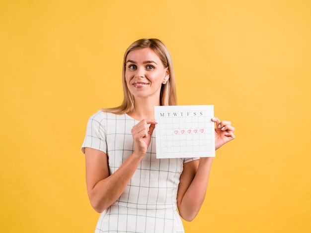 Frau, die über ihre Menstruation glücklich ist