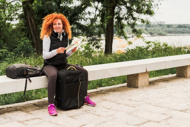 Kostenloses Foto frau, die um die welt reist