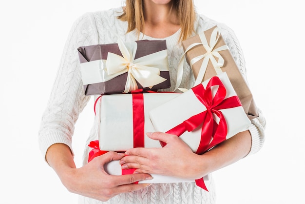 Frau, die verschiedene Geschenkboxen in den Händen hält