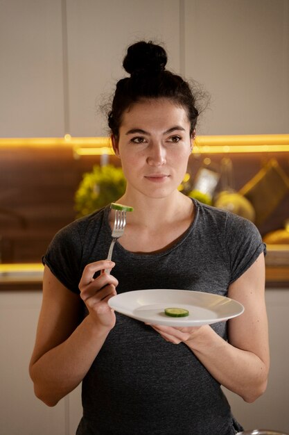 Frau, die versucht, sich zu Hause gesund zu ernähren