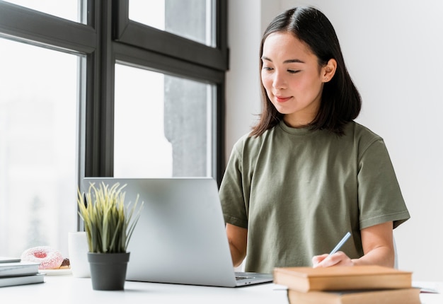 Frau, die Videoanruf auf Laptop hat