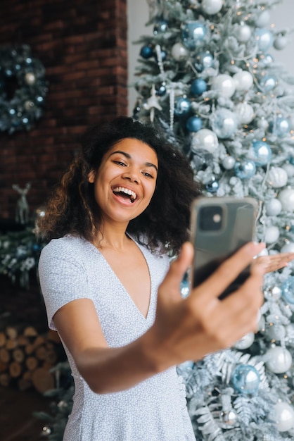 Frau, die Videobotschaft oder Selfie-Konzept von Feiertagen macht