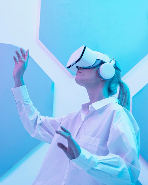 Frau, die Virtual-Reality-Simulator trägt