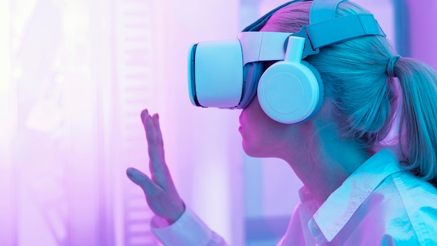 Frau, die Virtual-Reality-Simulator trägt