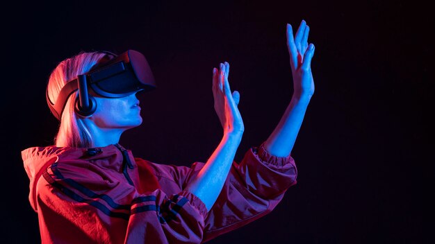 Frau, die virtuelle Realität erlebt