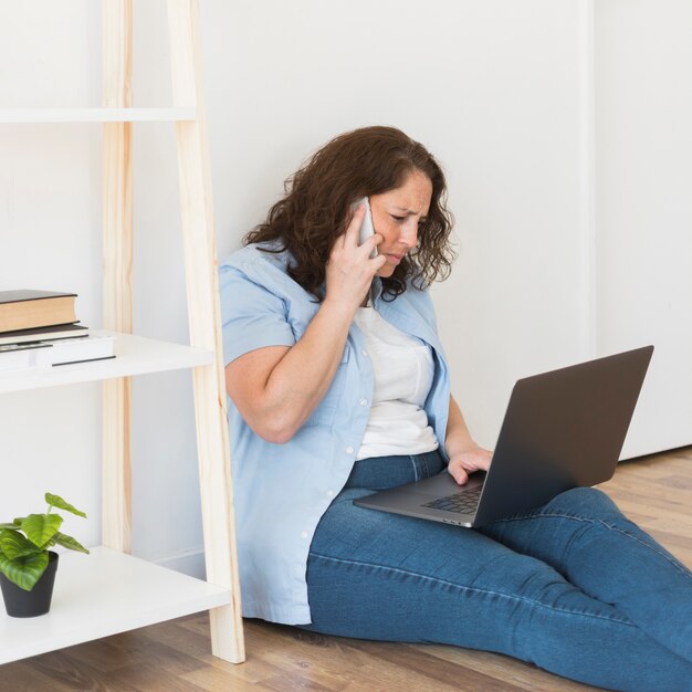 Frau, die von zu Hause aus am Laptop arbeitet