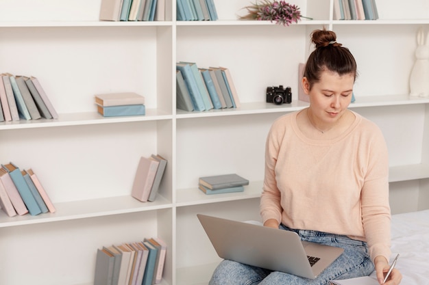 Kostenloses Foto frau, die von zu hause aus arbeitet