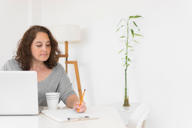 Frau, die von zu Hause aus arbeitet