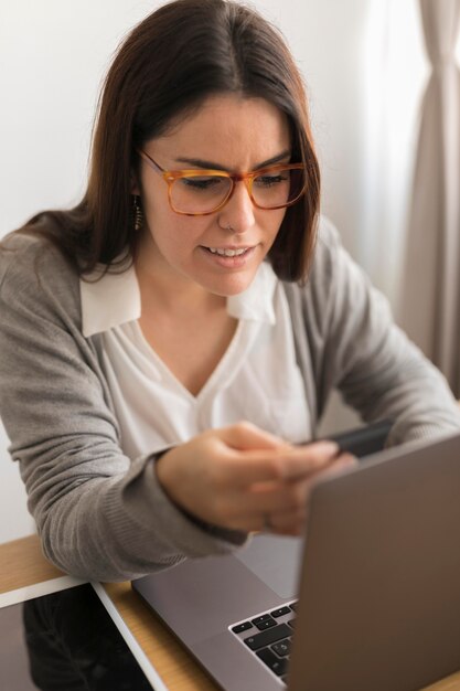 Frau, die von zu Hause aus arbeitet