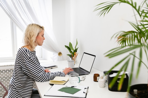 Kostenloses Foto frau, die von zu hause aus arbeitet