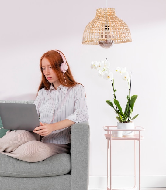 Kostenloses Foto frau, die von zu hause mit laptop arbeitet