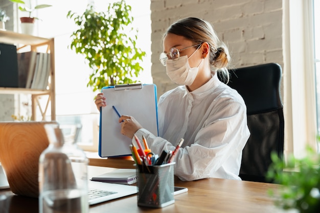 Frau, die von zu Hause während des Coronavirus oder der COVID-19-Quarantäne arbeitet