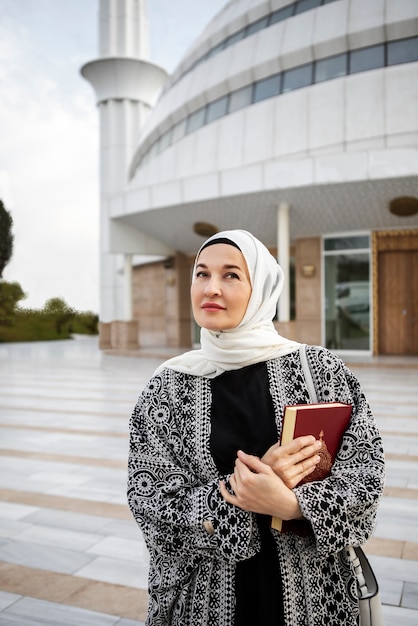 Kostenloses Foto frau, die vorderansicht des buches hält