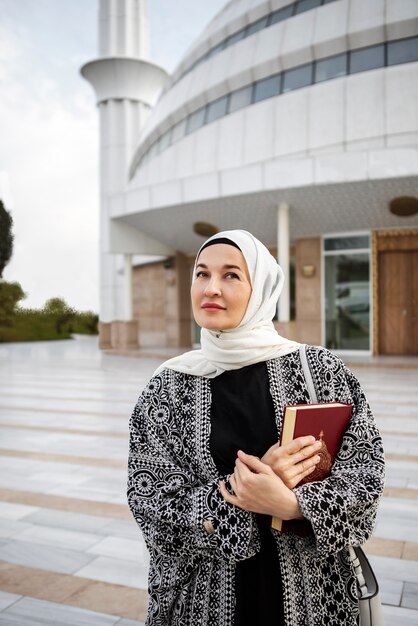 Frau, die Vorderansicht des Buches hält