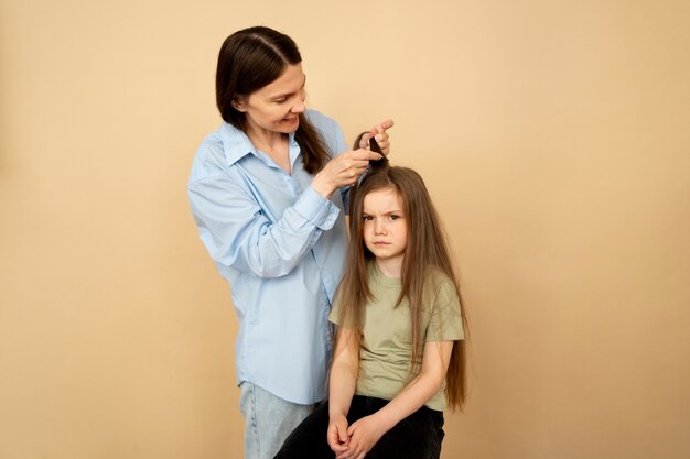 Frau, die Vorderansicht des Haarkamms verwendet